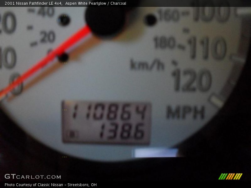 Aspen White Pearlglow / Charcoal 2001 Nissan Pathfinder LE 4x4