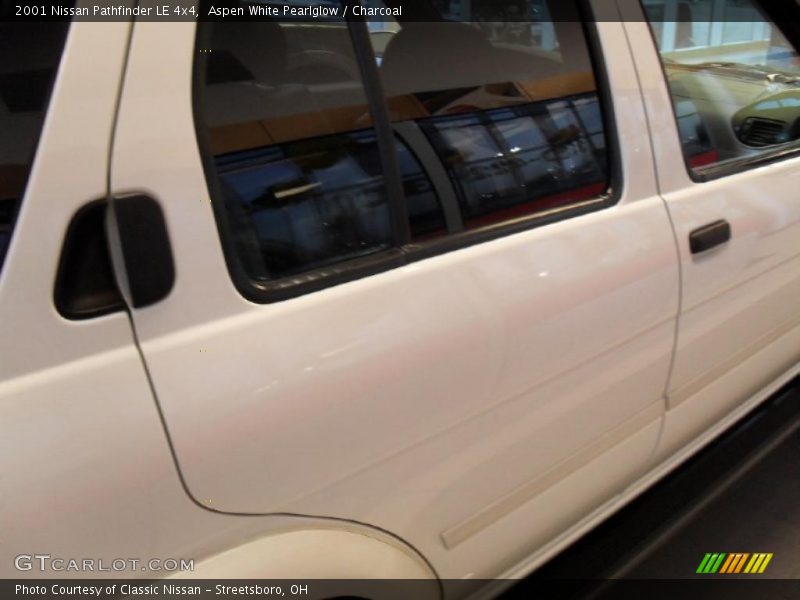 Aspen White Pearlglow / Charcoal 2001 Nissan Pathfinder LE 4x4
