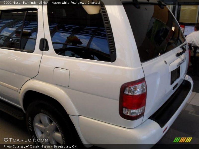 Aspen White Pearlglow / Charcoal 2001 Nissan Pathfinder LE 4x4