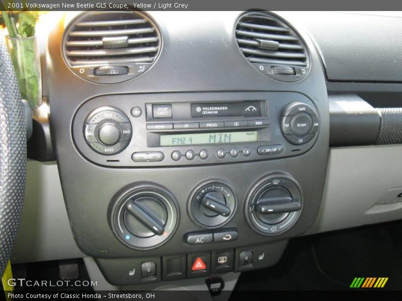 Yellow / Light Grey 2001 Volkswagen New Beetle GLS Coupe