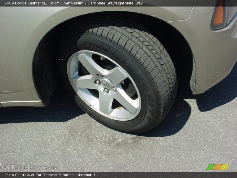 Bright Silver Metallic / Dark Slate Gray/Light Slate Gray 2009 Dodge Charger SE