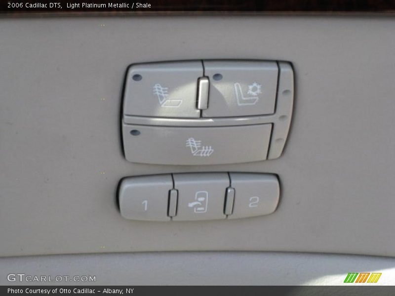 Light Platinum Metallic / Shale 2006 Cadillac DTS