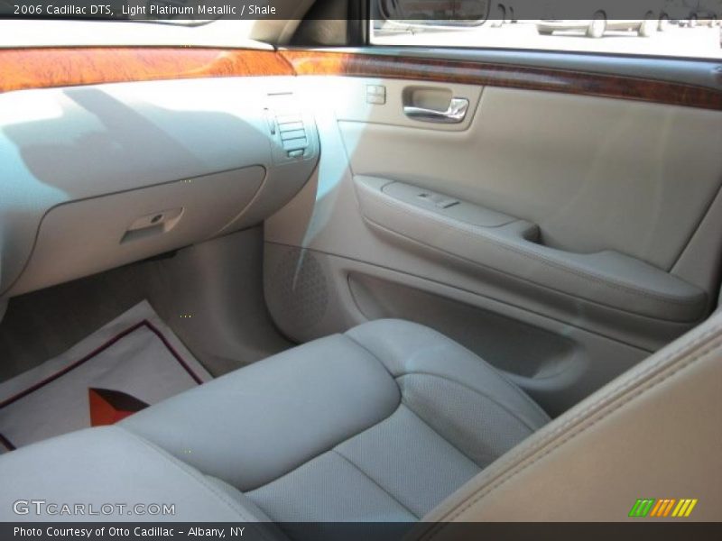 Light Platinum Metallic / Shale 2006 Cadillac DTS