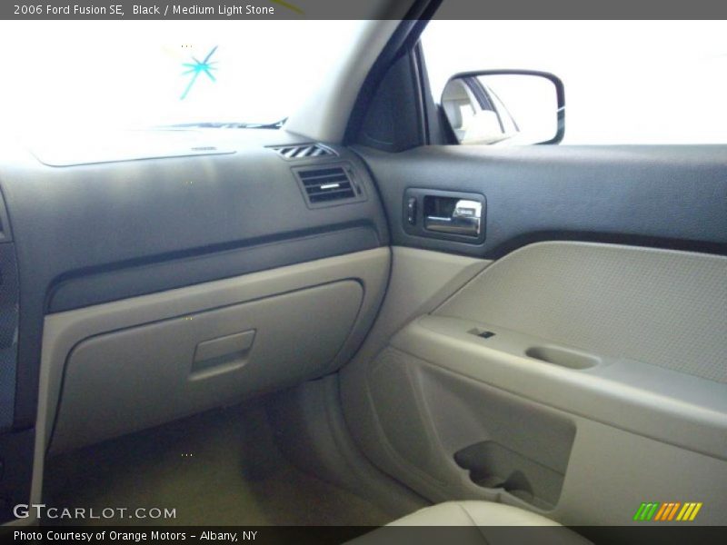 Black / Medium Light Stone 2006 Ford Fusion SE