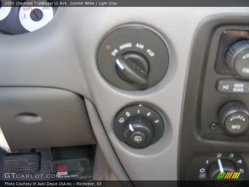 Summit White / Light Gray 2005 Chevrolet TrailBlazer LS 4x4