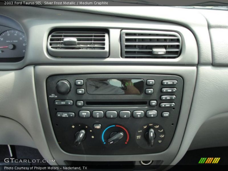 Silver Frost Metallic / Medium Graphite 2003 Ford Taurus SES