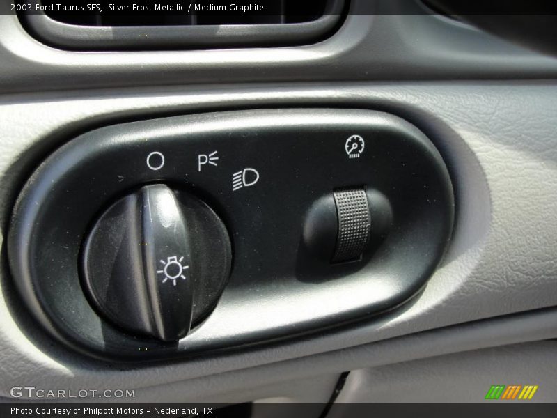 Silver Frost Metallic / Medium Graphite 2003 Ford Taurus SES