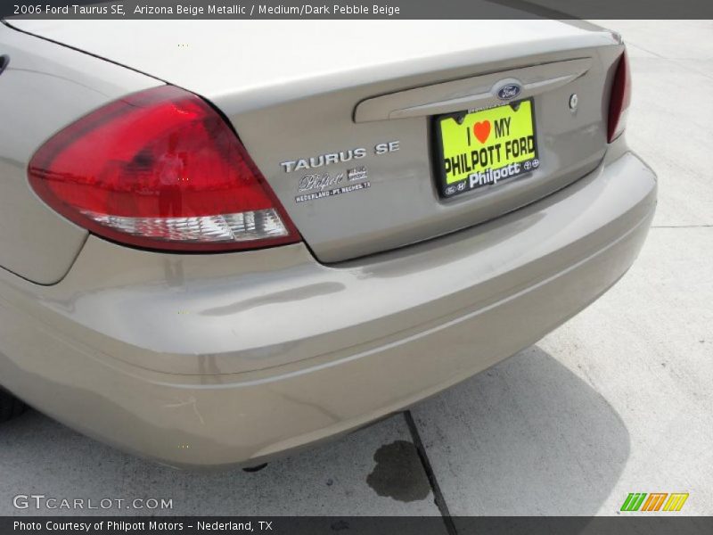 Arizona Beige Metallic / Medium/Dark Pebble Beige 2006 Ford Taurus SE