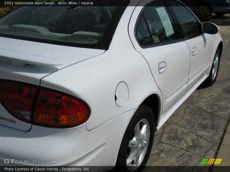 Arctic White / Neutral 2001 Oldsmobile Alero Sedan