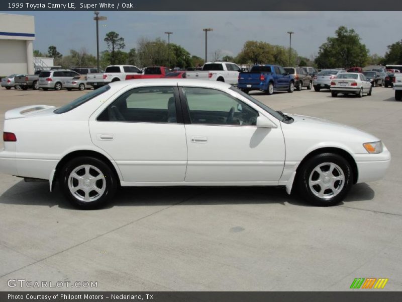 Super White / Oak 1999 Toyota Camry LE