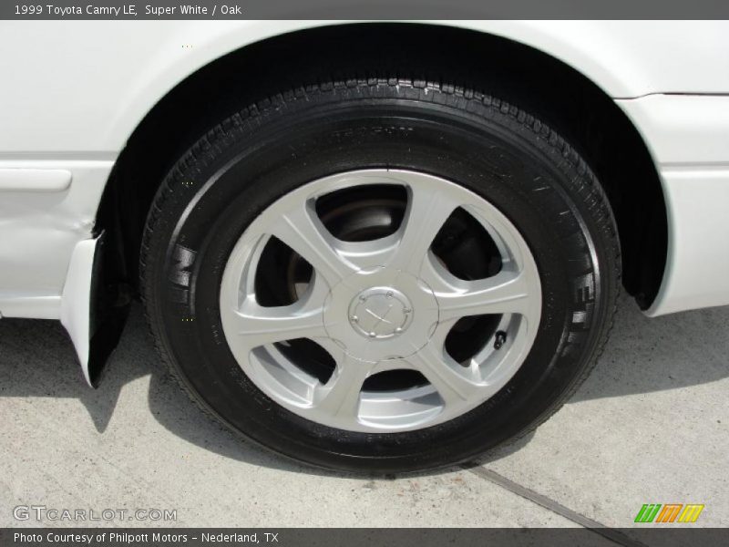 Super White / Oak 1999 Toyota Camry LE