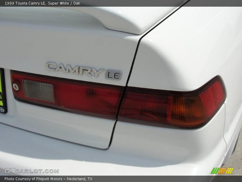 Super White / Oak 1999 Toyota Camry LE