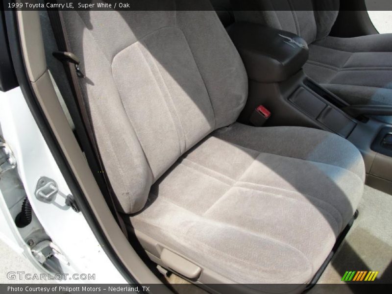 Super White / Oak 1999 Toyota Camry LE