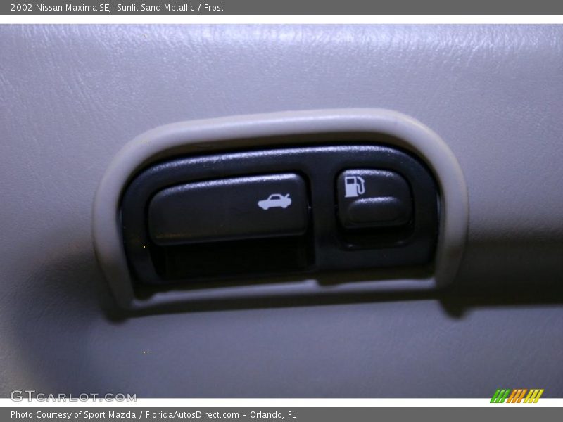 Sunlit Sand Metallic / Frost 2002 Nissan Maxima SE
