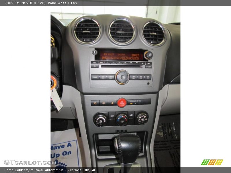 Polar White / Tan 2009 Saturn VUE XR V6