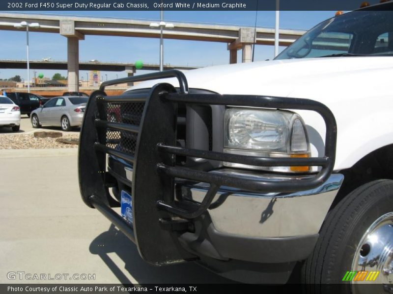 Oxford White / Medium Graphite 2002 Ford F450 Super Duty Regular Cab Chassis