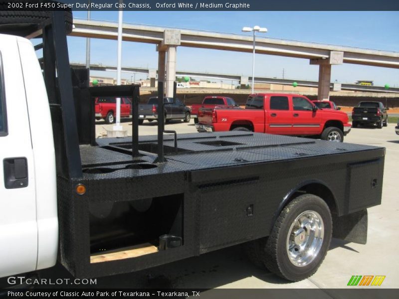 Oxford White / Medium Graphite 2002 Ford F450 Super Duty Regular Cab Chassis