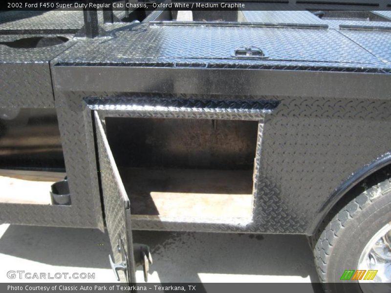Oxford White / Medium Graphite 2002 Ford F450 Super Duty Regular Cab Chassis