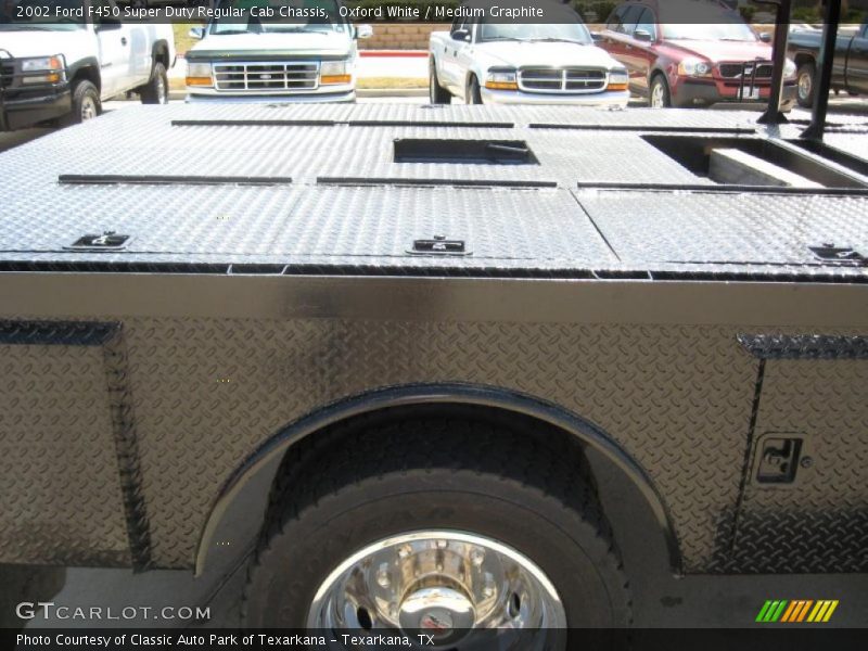 Oxford White / Medium Graphite 2002 Ford F450 Super Duty Regular Cab Chassis