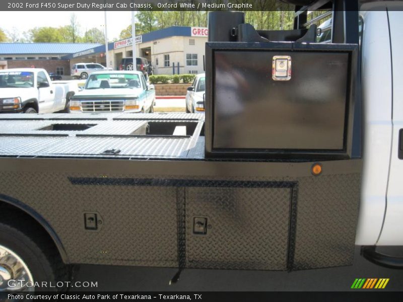 Oxford White / Medium Graphite 2002 Ford F450 Super Duty Regular Cab Chassis