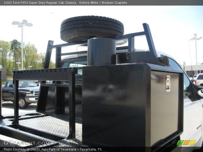 Oxford White / Medium Graphite 2002 Ford F450 Super Duty Regular Cab Chassis