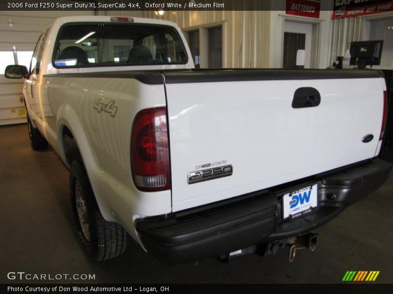 Oxford White / Medium Flint 2006 Ford F250 Super Duty XL SuperCab 4x4