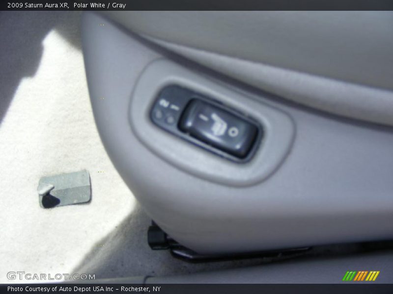 Polar White / Gray 2009 Saturn Aura XR