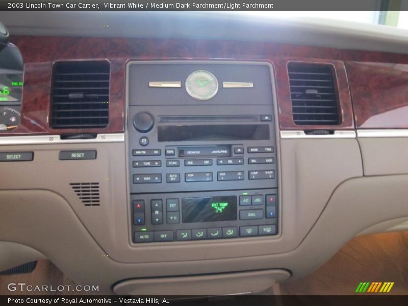 Vibrant White / Medium Dark Parchment/Light Parchment 2003 Lincoln Town Car Cartier