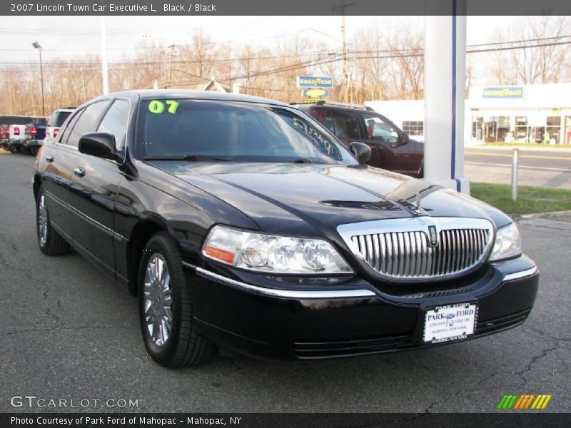 Black / Black 2007 Lincoln Town Car Executive L