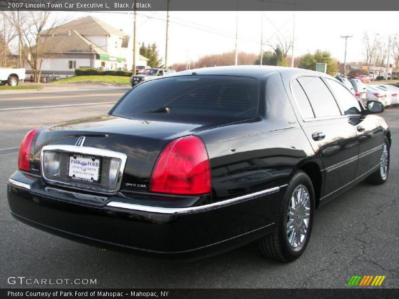 Black / Black 2007 Lincoln Town Car Executive L