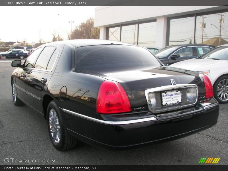 Black / Black 2007 Lincoln Town Car Executive L