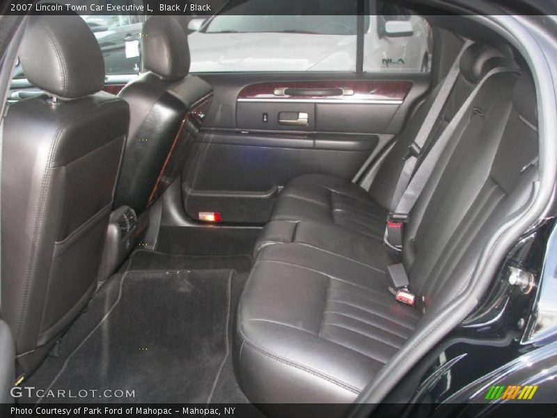 Black / Black 2007 Lincoln Town Car Executive L