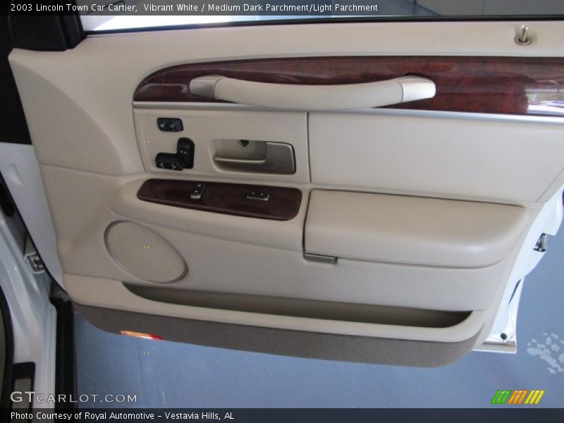 Vibrant White / Medium Dark Parchment/Light Parchment 2003 Lincoln Town Car Cartier