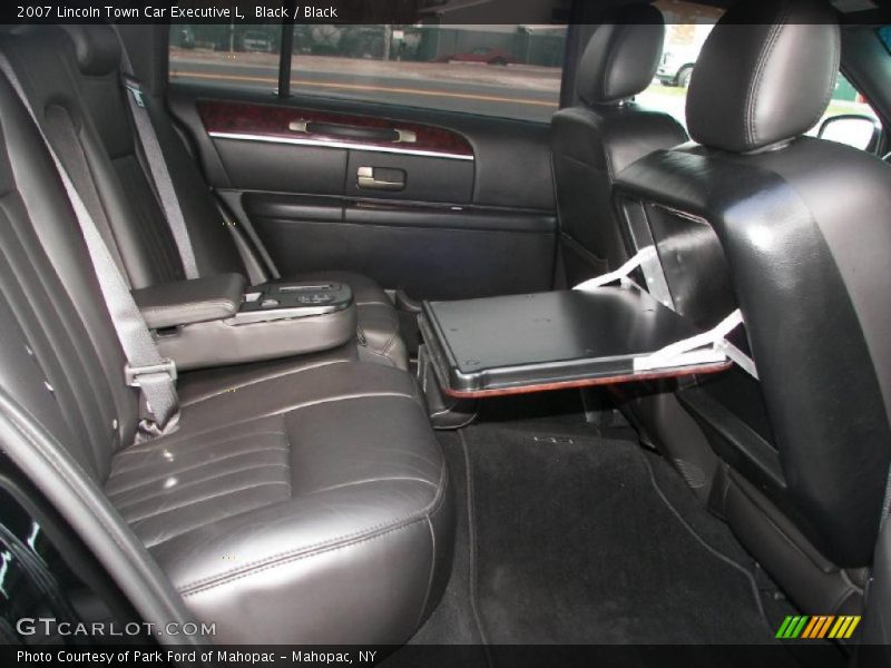 Black / Black 2007 Lincoln Town Car Executive L