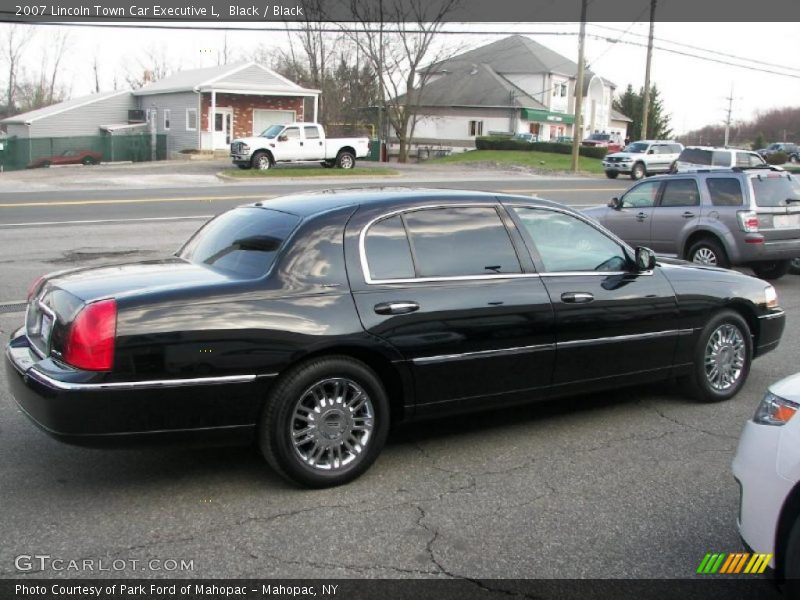 Black / Black 2007 Lincoln Town Car Executive L