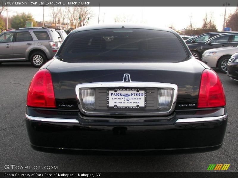 Black / Black 2007 Lincoln Town Car Executive L