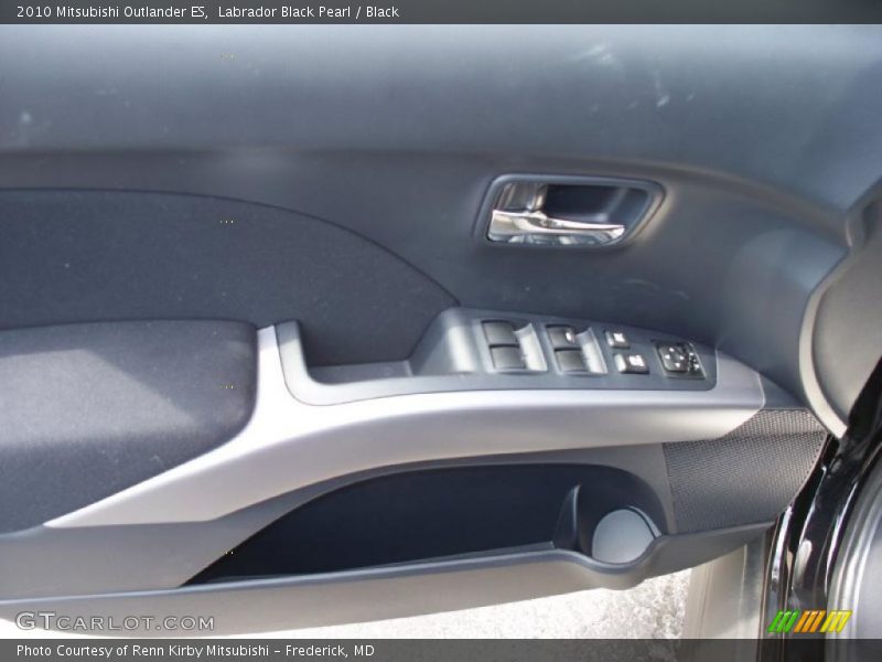 Labrador Black Pearl / Black 2010 Mitsubishi Outlander ES