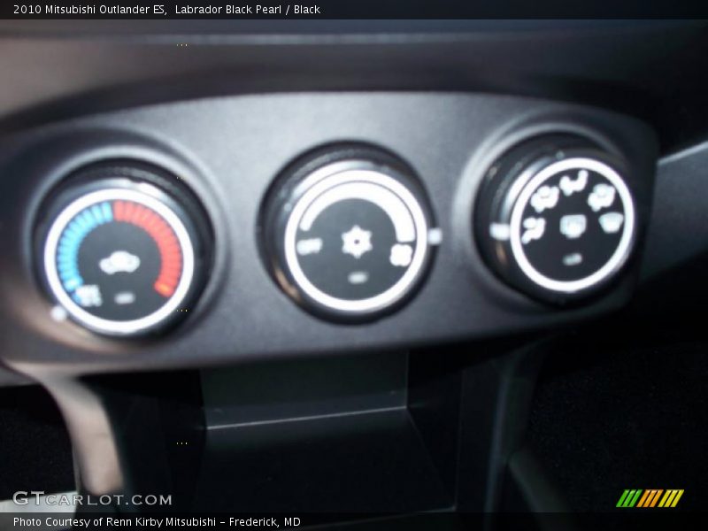Labrador Black Pearl / Black 2010 Mitsubishi Outlander ES