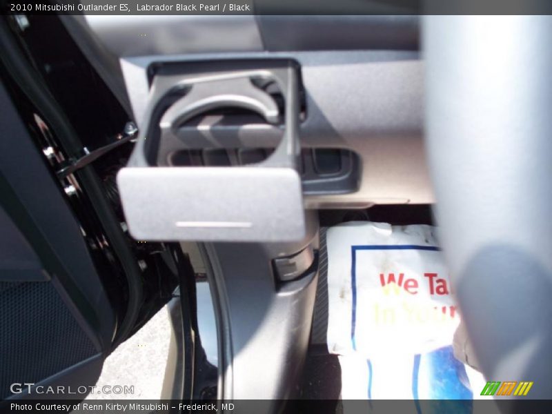 Labrador Black Pearl / Black 2010 Mitsubishi Outlander ES
