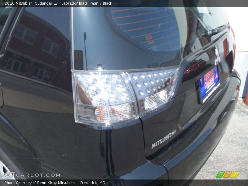 Labrador Black Pearl / Black 2010 Mitsubishi Outlander ES