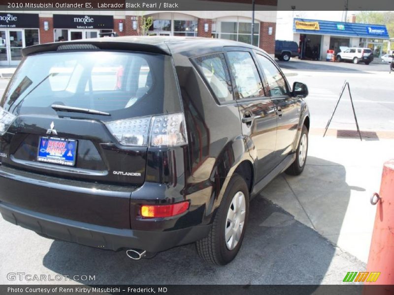 Labrador Black Pearl / Black 2010 Mitsubishi Outlander ES