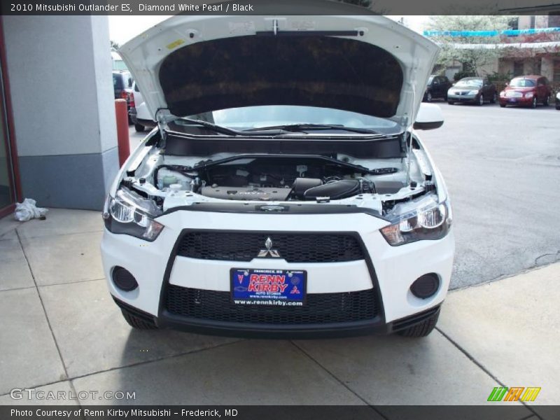 Diamond White Pearl / Black 2010 Mitsubishi Outlander ES