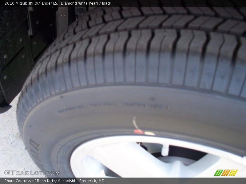 Diamond White Pearl / Black 2010 Mitsubishi Outlander ES