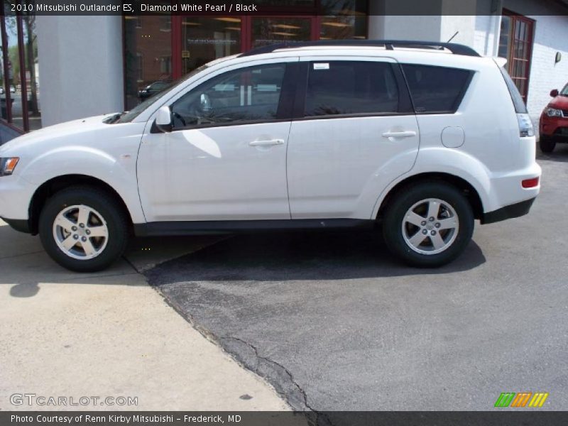 Diamond White Pearl / Black 2010 Mitsubishi Outlander ES