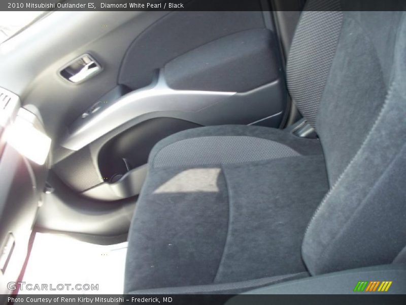 Diamond White Pearl / Black 2010 Mitsubishi Outlander ES