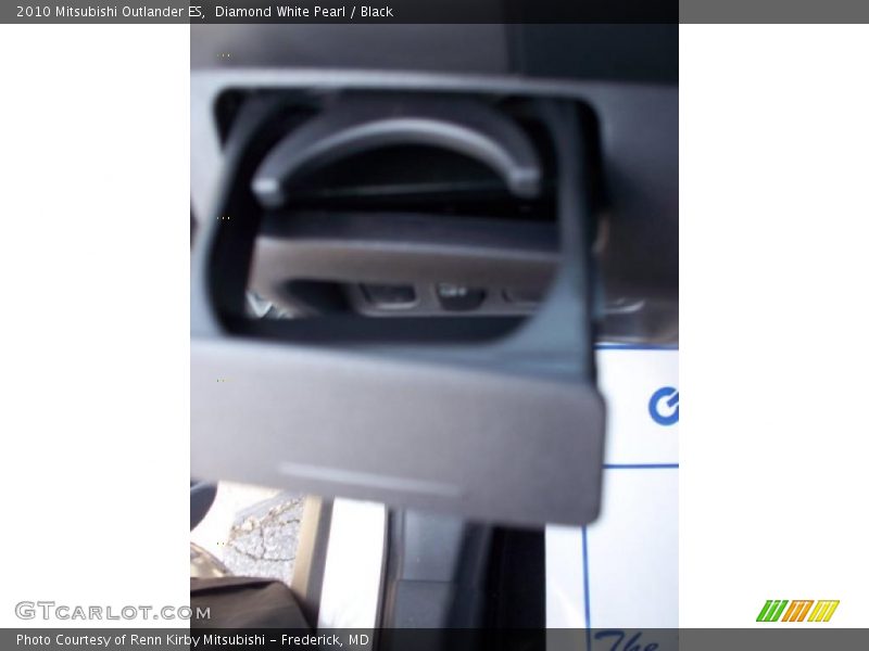 Diamond White Pearl / Black 2010 Mitsubishi Outlander ES