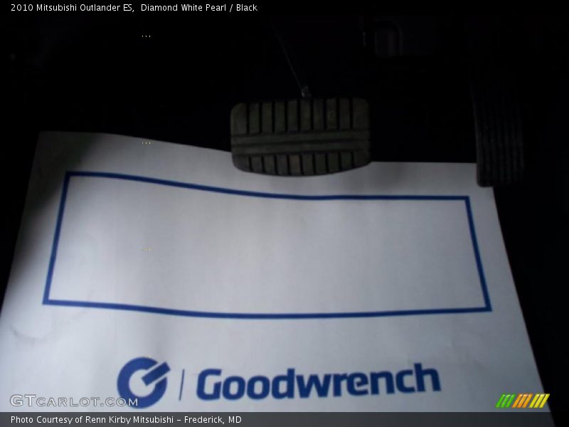 Diamond White Pearl / Black 2010 Mitsubishi Outlander ES
