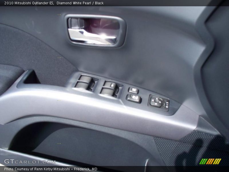 Diamond White Pearl / Black 2010 Mitsubishi Outlander ES