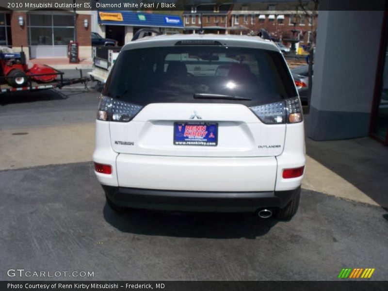 Diamond White Pearl / Black 2010 Mitsubishi Outlander ES