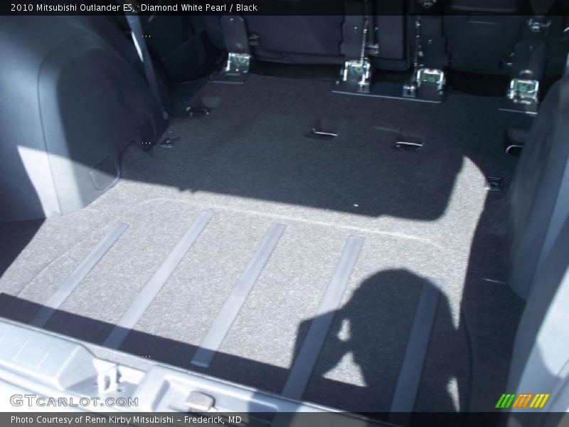 Diamond White Pearl / Black 2010 Mitsubishi Outlander ES